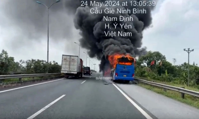 Chiếc xe khách bốc cháy ngùn ngụt trên cao tốc Cầu Giẽ - Ninh Bình.