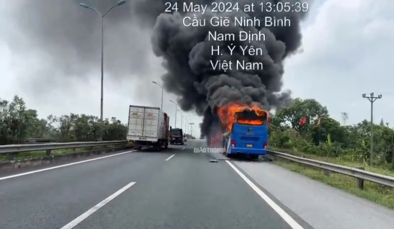 Xe khách bốc cháy ngùn ngụt trên cao tốc Cầu Giẽ - Ninh Bình- Ảnh 1.