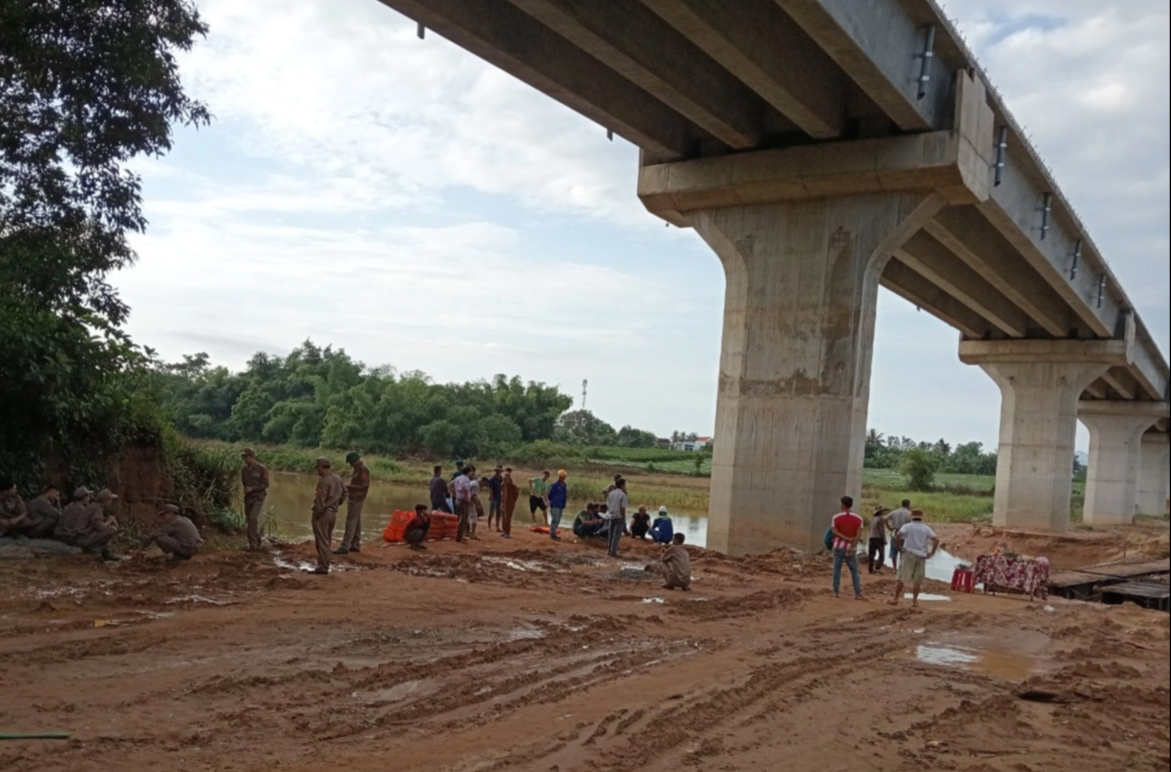 Quảng Ngãi: Trôi cầu tạm trong đêm, 2 công nhân bị lũ cuốn- Ảnh 1.