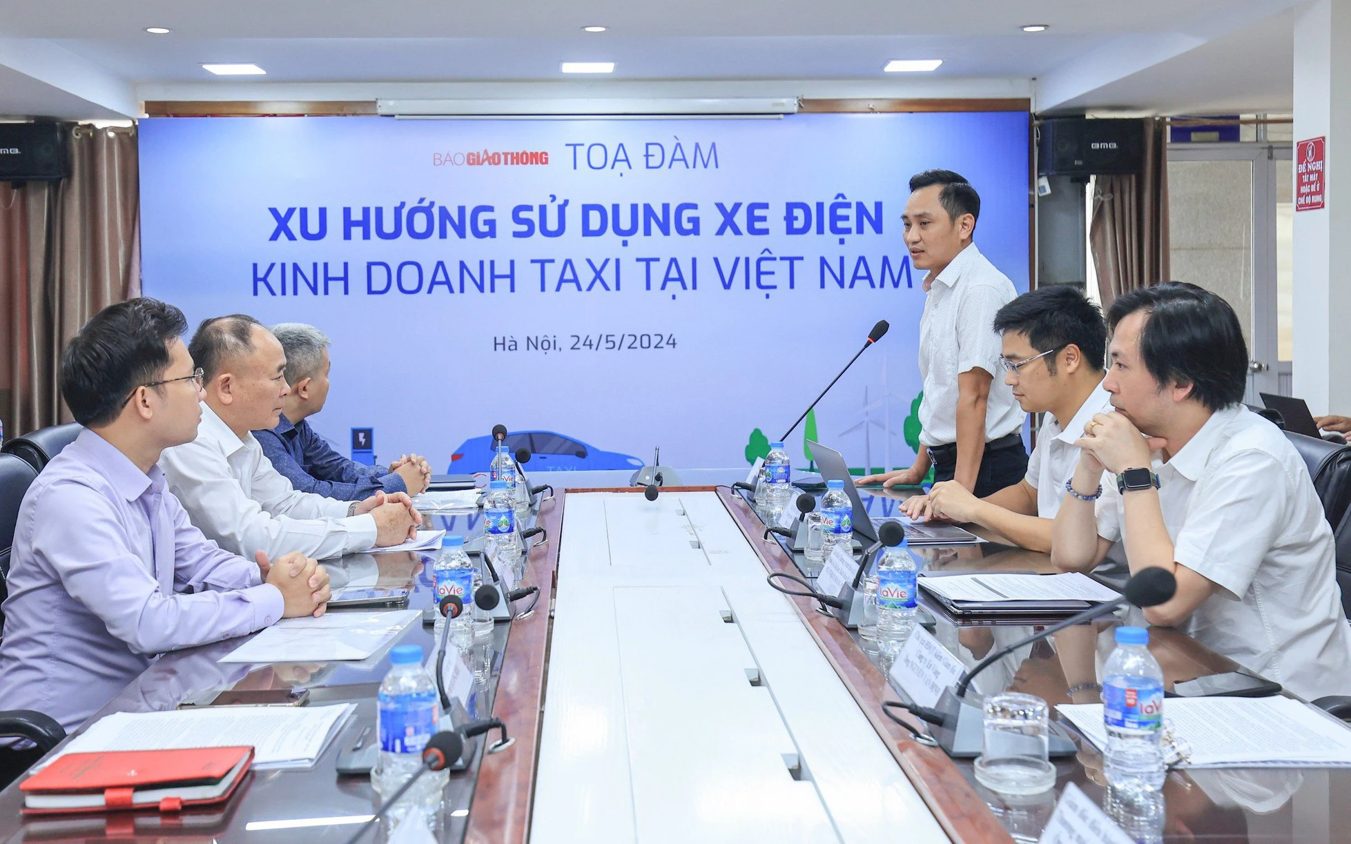 Trực tiếp: Tọa đàm 'Xu hướng sử dụng xe điện kinh doanh taxi tại Việt Nam'