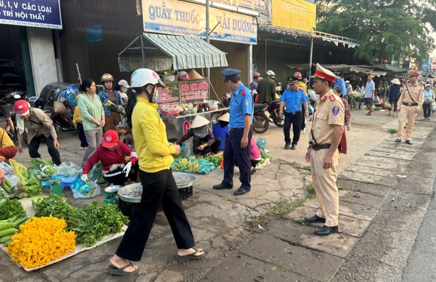 Đắk Nông: Xử lý nạn lấn chiếm hành lang ATGT buôn bán họp chợ- Ảnh 1.