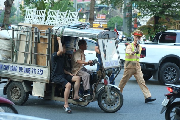 Công an Hà Nội có tổ công tác đặc biệt, xử lý thêm hàng trăm vi phạm giao thông mỗi ngày- Ảnh 1.