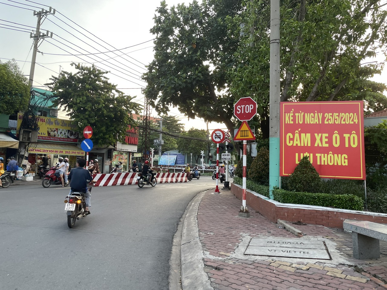 Bình Dương: Thành phố Dĩ An cấm ô tô vào nhiều tuyến đường, dân kêu bị làm khó- Ảnh 1.