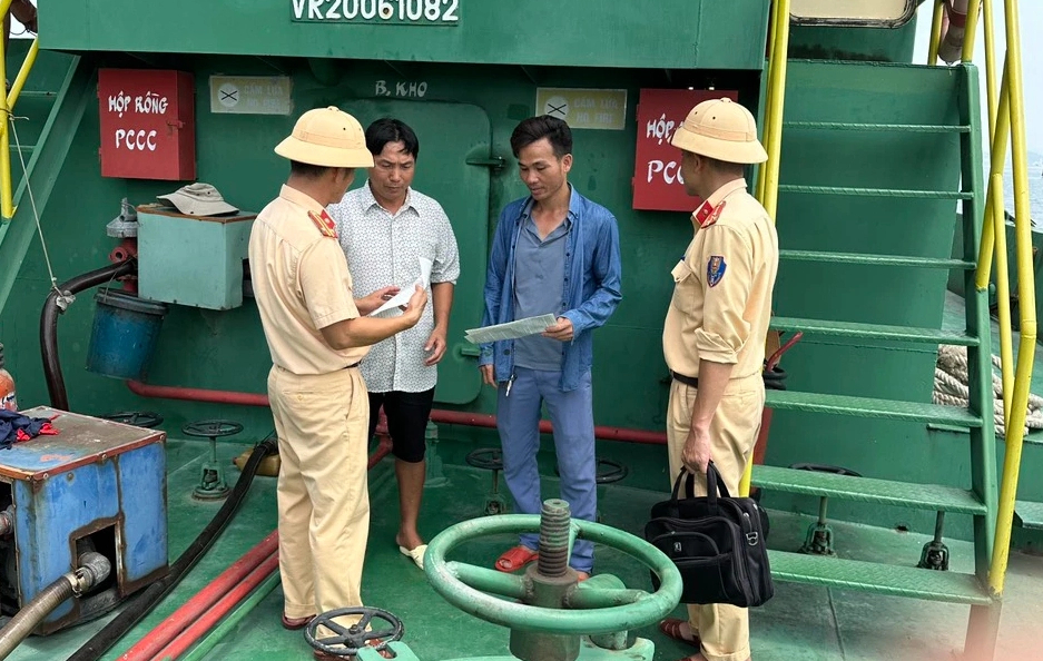 Quảng Ninh: Xuống tàu tuyên truyền, đo nồng độ cồn người điều khiển phương tiện thủy- Ảnh 3.