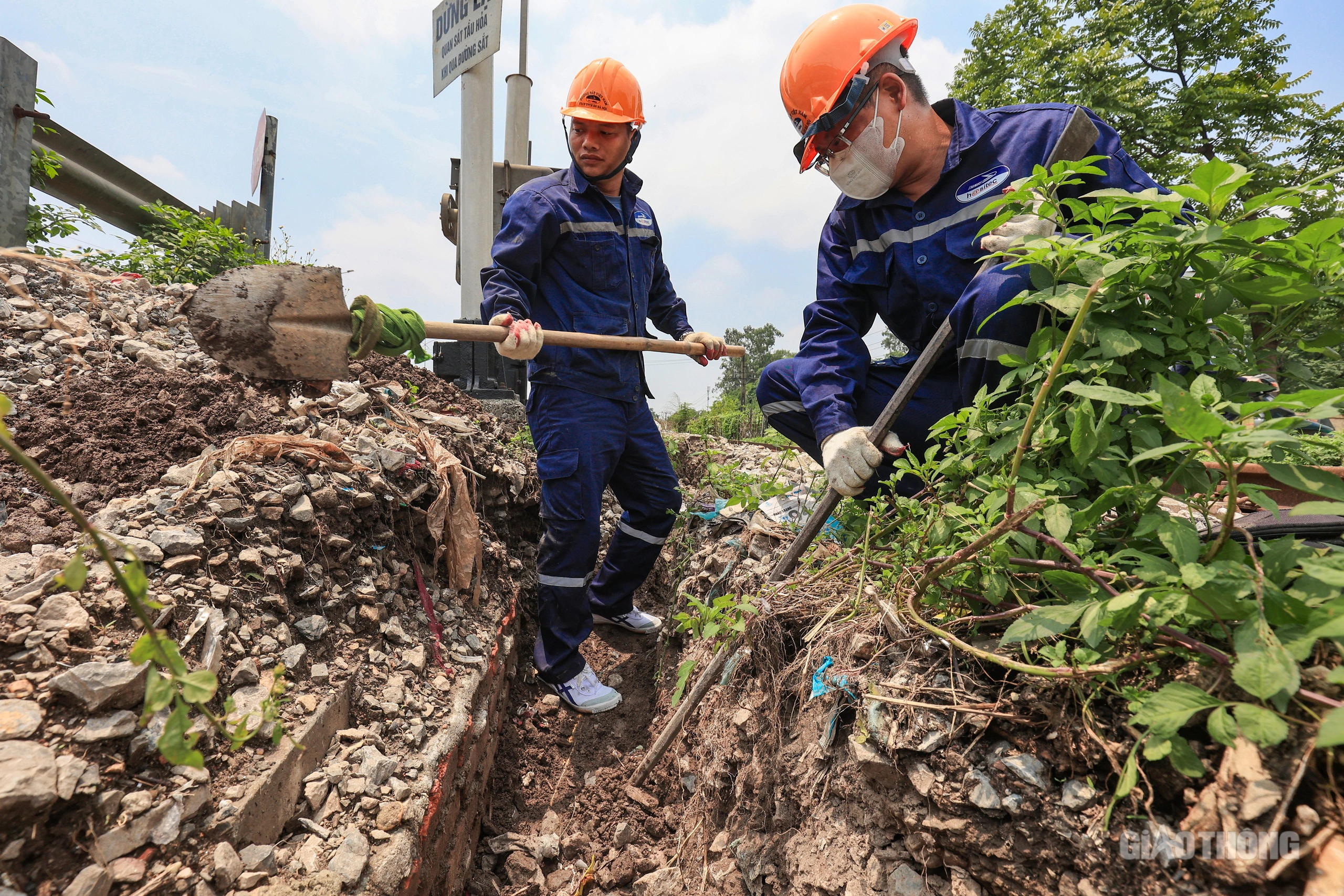 Những người thợ “gác” thông tin tín hiệu đường sắt- Ảnh 12.