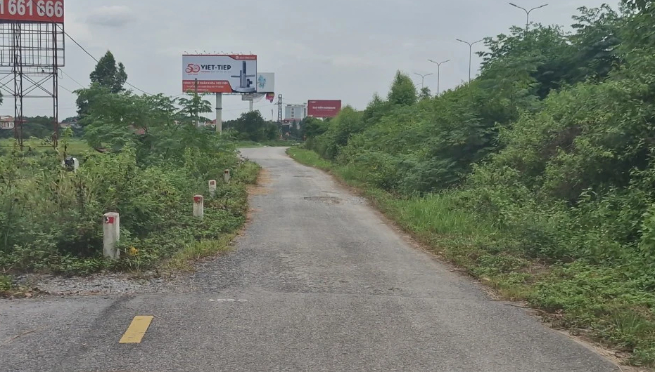 Cận cảnh đường gom xuống cấp, chi chít biển báo đường cụt trên cao tốc Hà Nội - Bắc Giang- Ảnh 3.