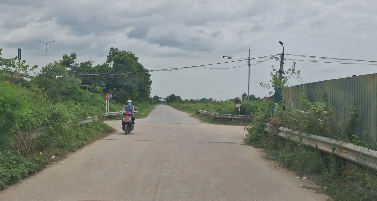 Cận cảnh đường gom xuống cấp, chi chít biển báo đường cụt trên cao tốc Hà Nội - Bắc Giang- Ảnh 2.