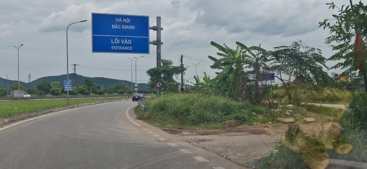 Cận cảnh đường gom xuống cấp, chi chít biển báo đường cụt trên cao tốc Hà Nội - Bắc Giang- Ảnh 11.