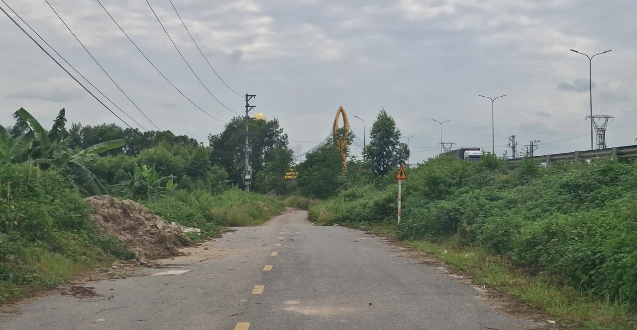 Cận cảnh đường gom xuống cấp, chi chít biển báo đường cụt trên cao tốc Hà Nội - Bắc Giang- Ảnh 16.