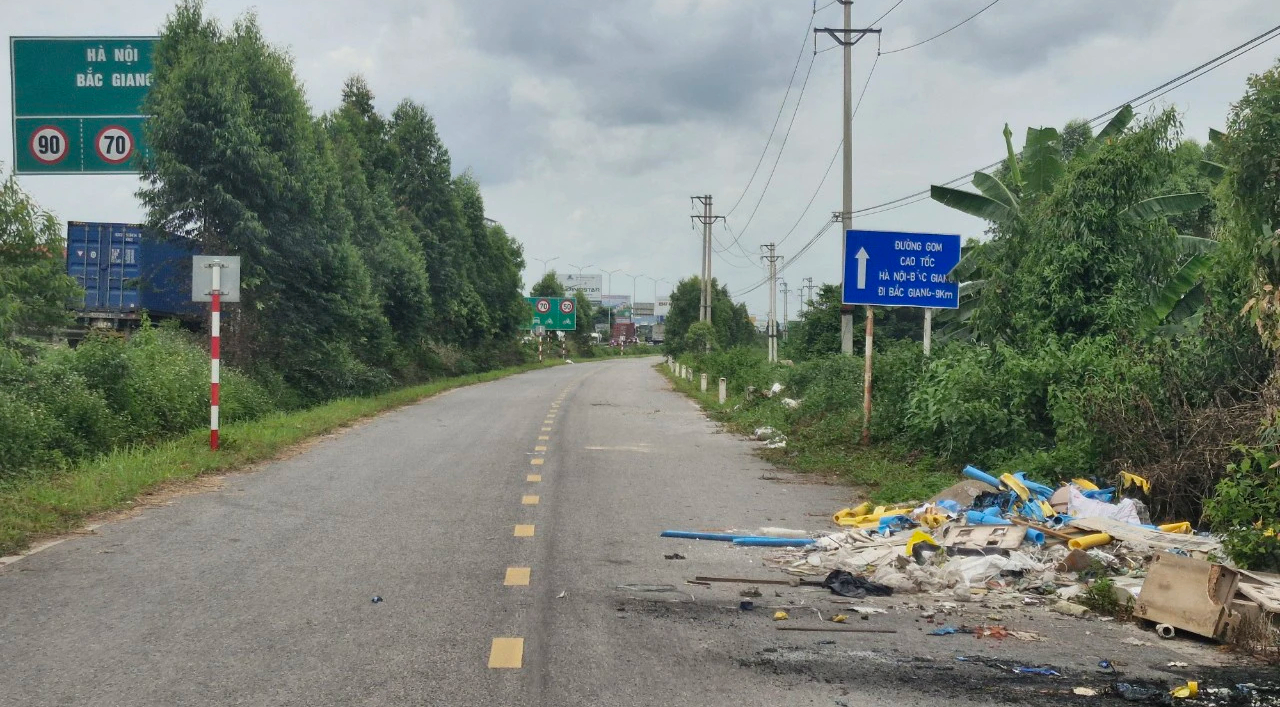 Cận cảnh đường gom xuống cấp, chi chít biển báo đường cụt trên cao tốc Hà Nội - Bắc Giang- Ảnh 17.