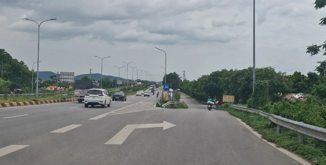 Cận cảnh đường gom xuống cấp, chi chít biển báo đường cụt trên cao tốc Hà Nội - Bắc Giang- Ảnh 1.