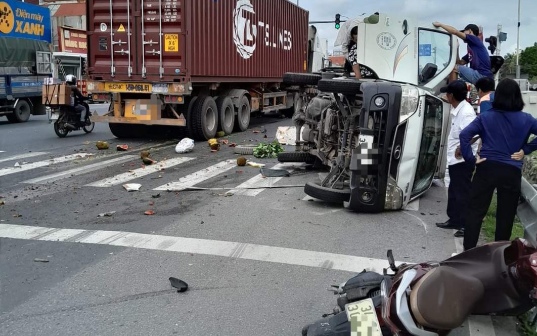 Tai nạn liên hoàn khi dừng đèn đỏ trên quốc lộ 5 làm 3 người bị thương
