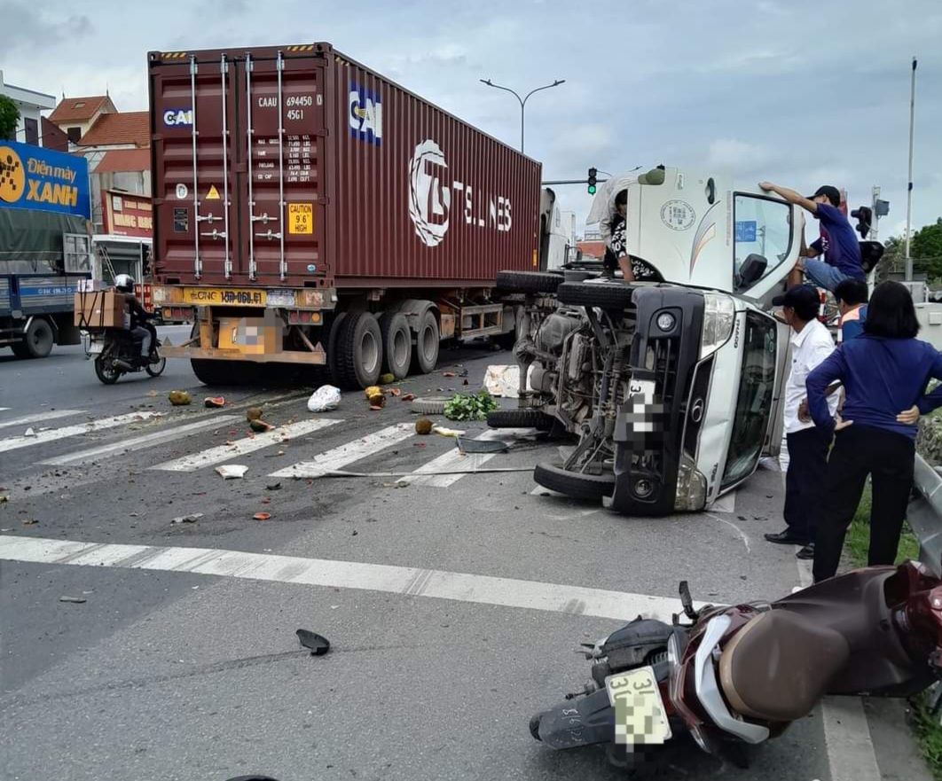 Tai nạn liên hoàn khi dừng đèn đỏ trên quốc lộ 5 làm 3 người bị thương- Ảnh 1.