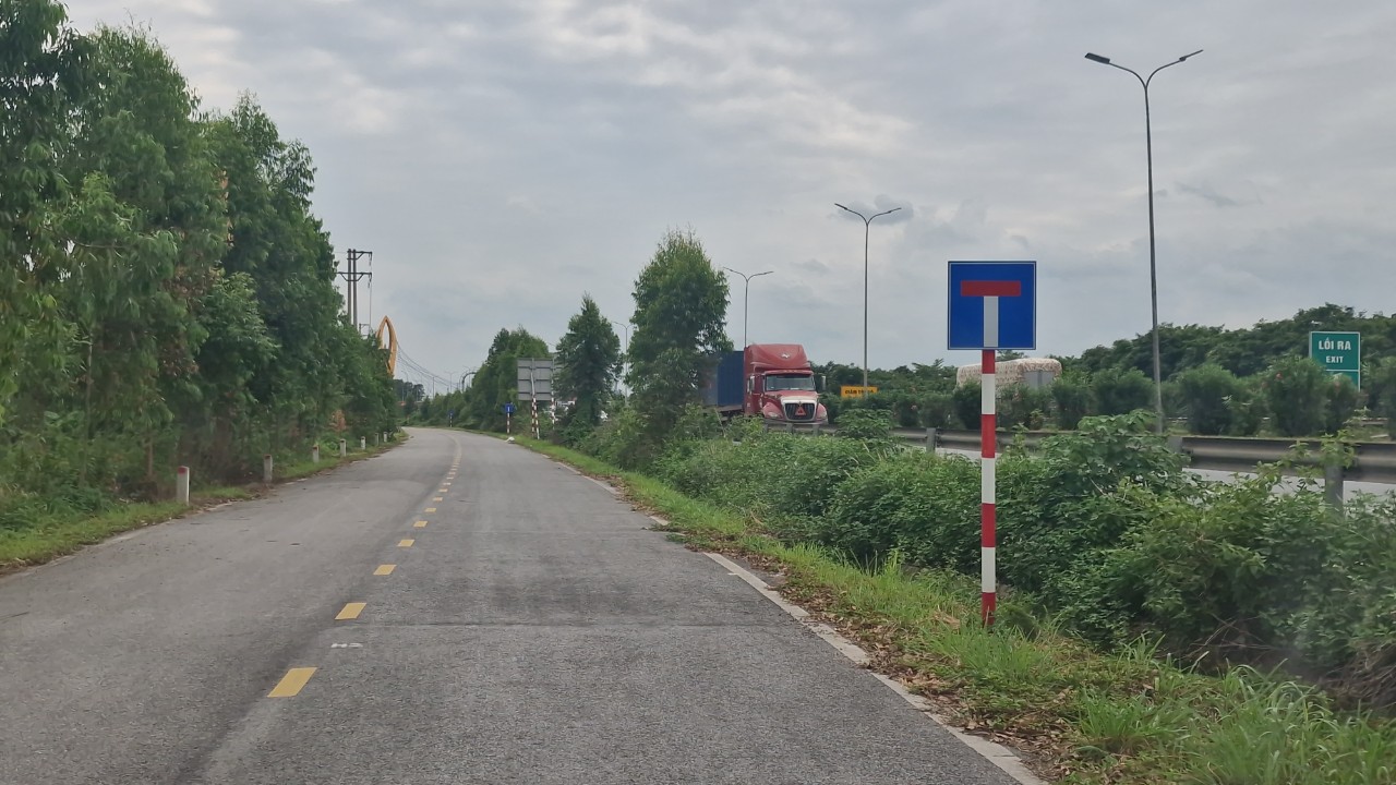 Cận cảnh đường gom xuống cấp, chi chít biển báo đường cụt trên cao tốc Hà Nội - Bắc Giang- Ảnh 8.