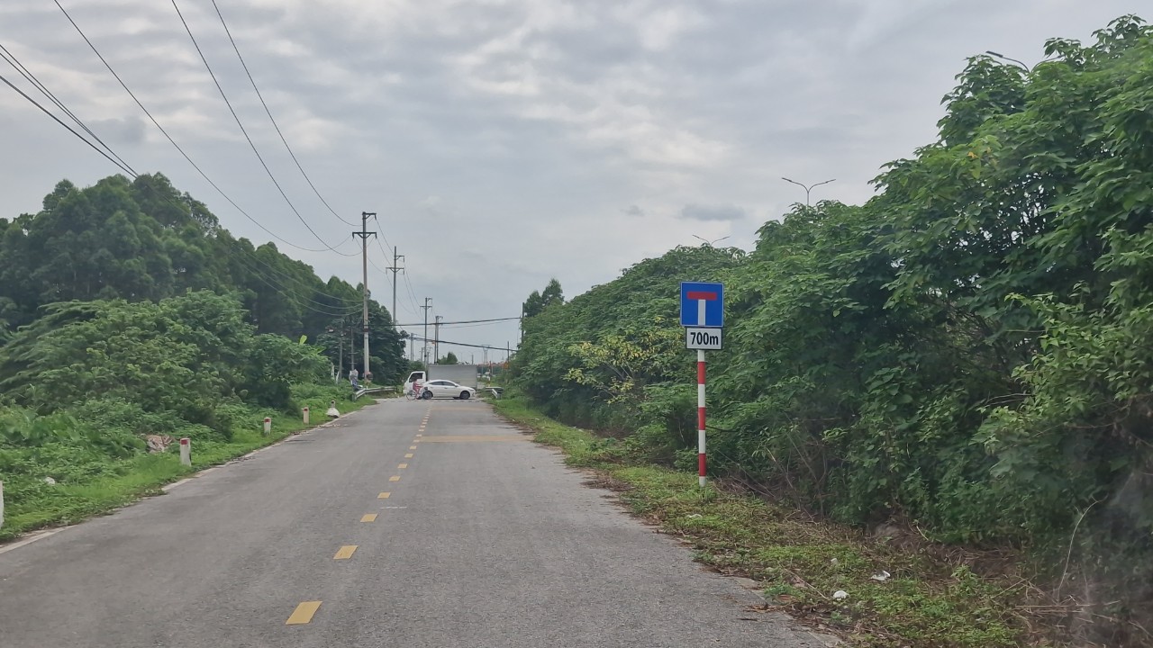 Cận cảnh đường gom xuống cấp, chi chít biển báo đường cụt trên cao tốc Hà Nội - Bắc Giang- Ảnh 6.