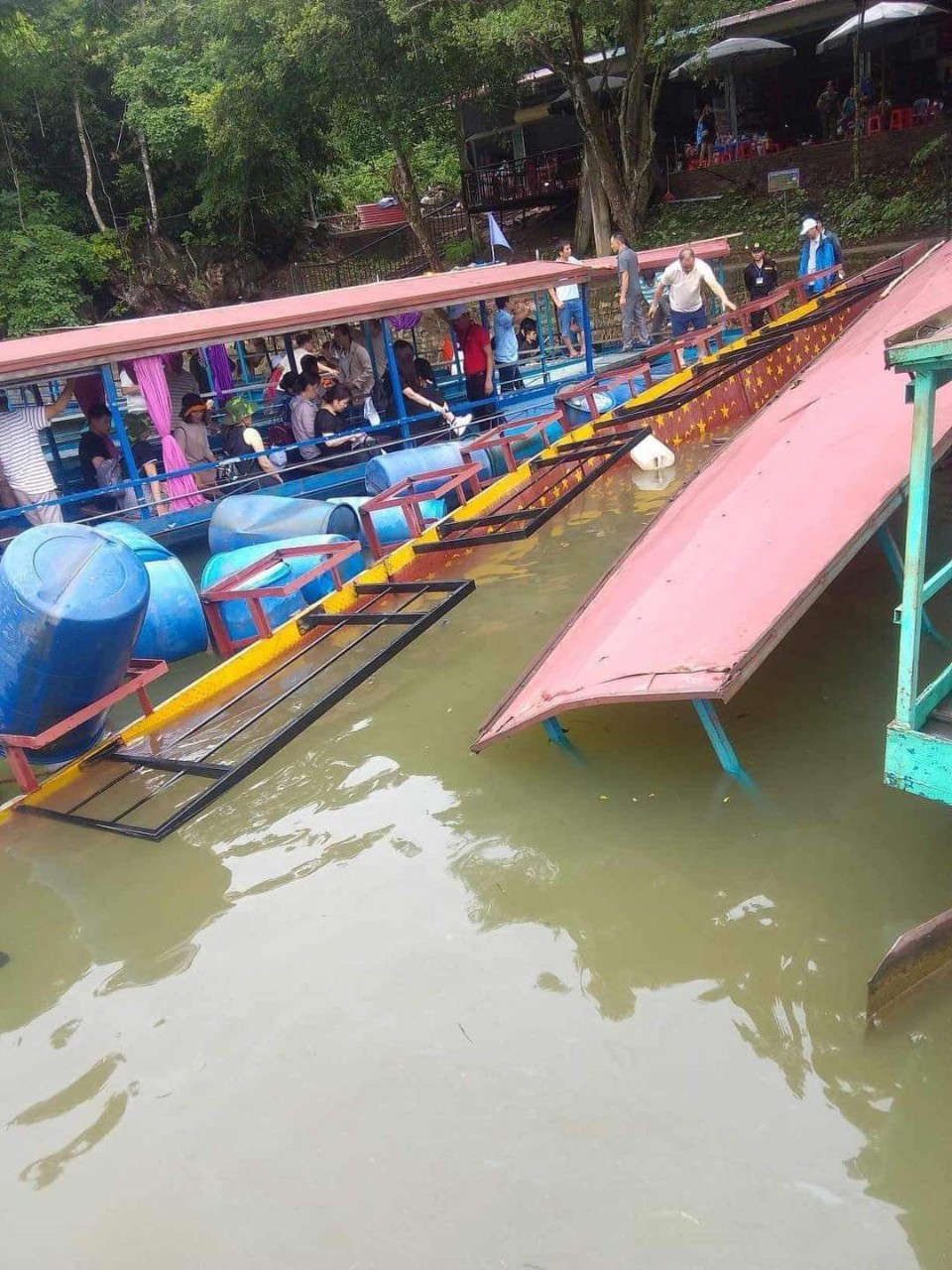 Lật cầu phao ở Bắc Kạn: 20 người rơi xuống hồ Ba Bể được hỗ trợ tài sản- Ảnh 2.