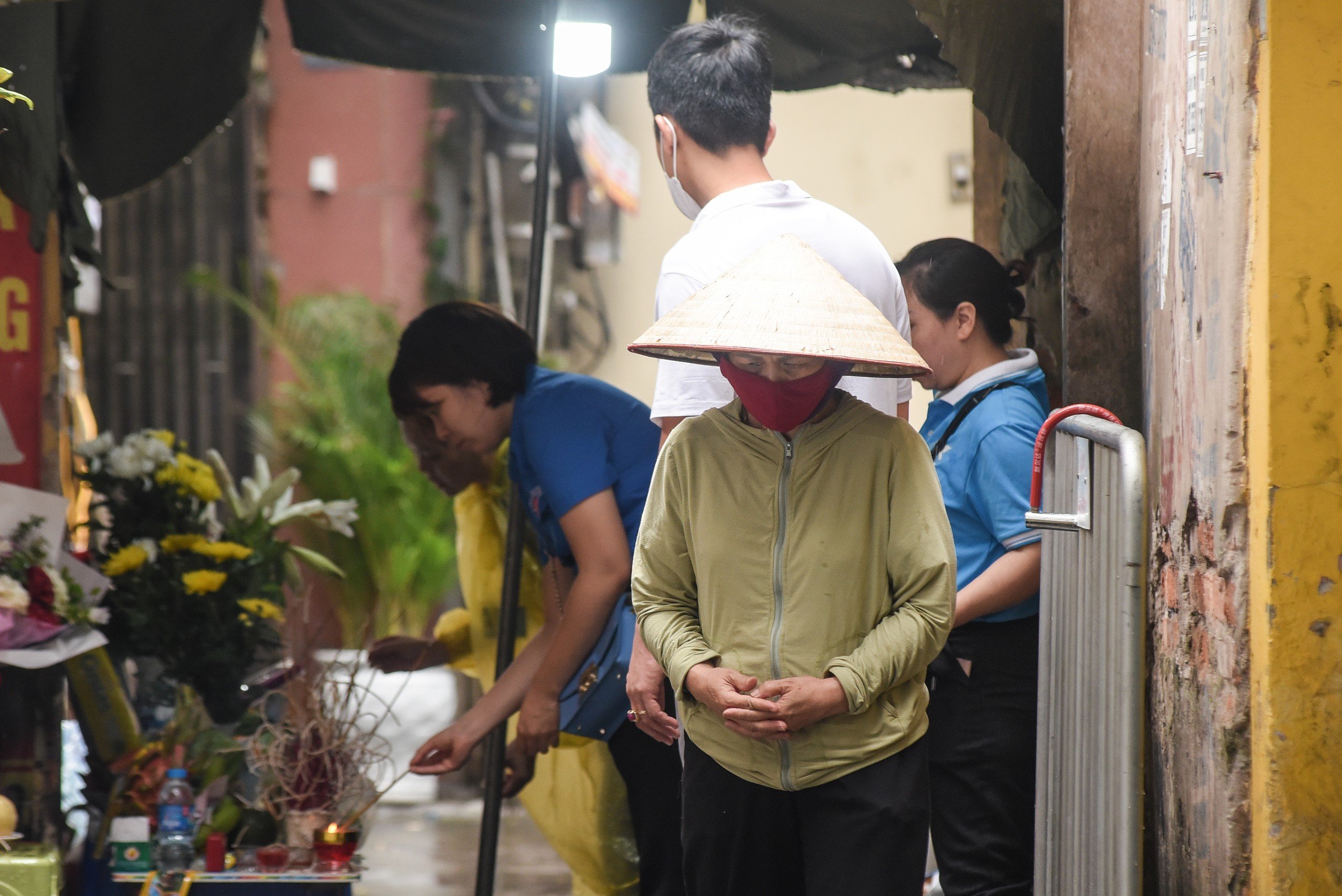 Người dân xếp hàng thắp hương cho các nạn nhân vụ cháy ở Trung Kính- Ảnh 10.