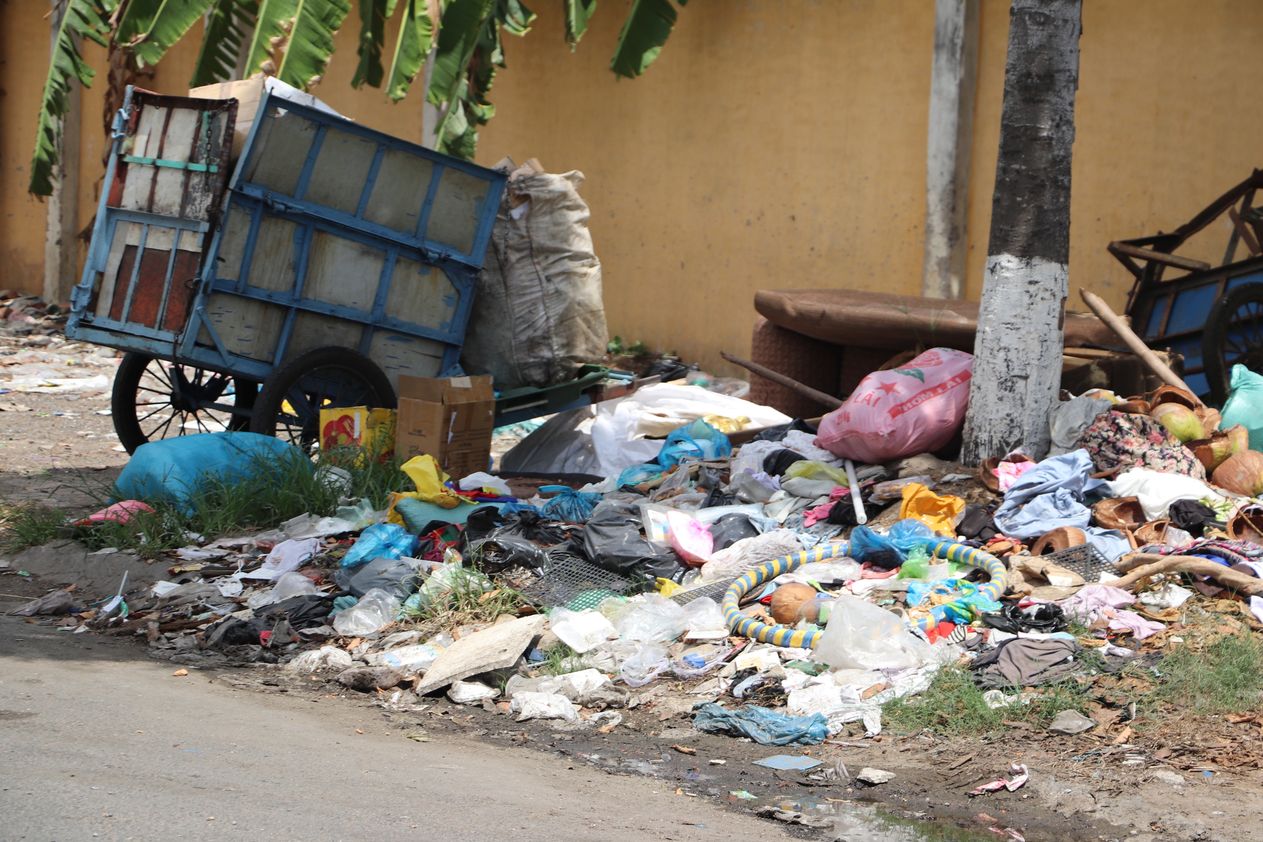 Cận cảnh những bãi tập kết rác ở quận trung tâm TP Cần Thơ gây ô nhiễm môi trường- Ảnh 3.
