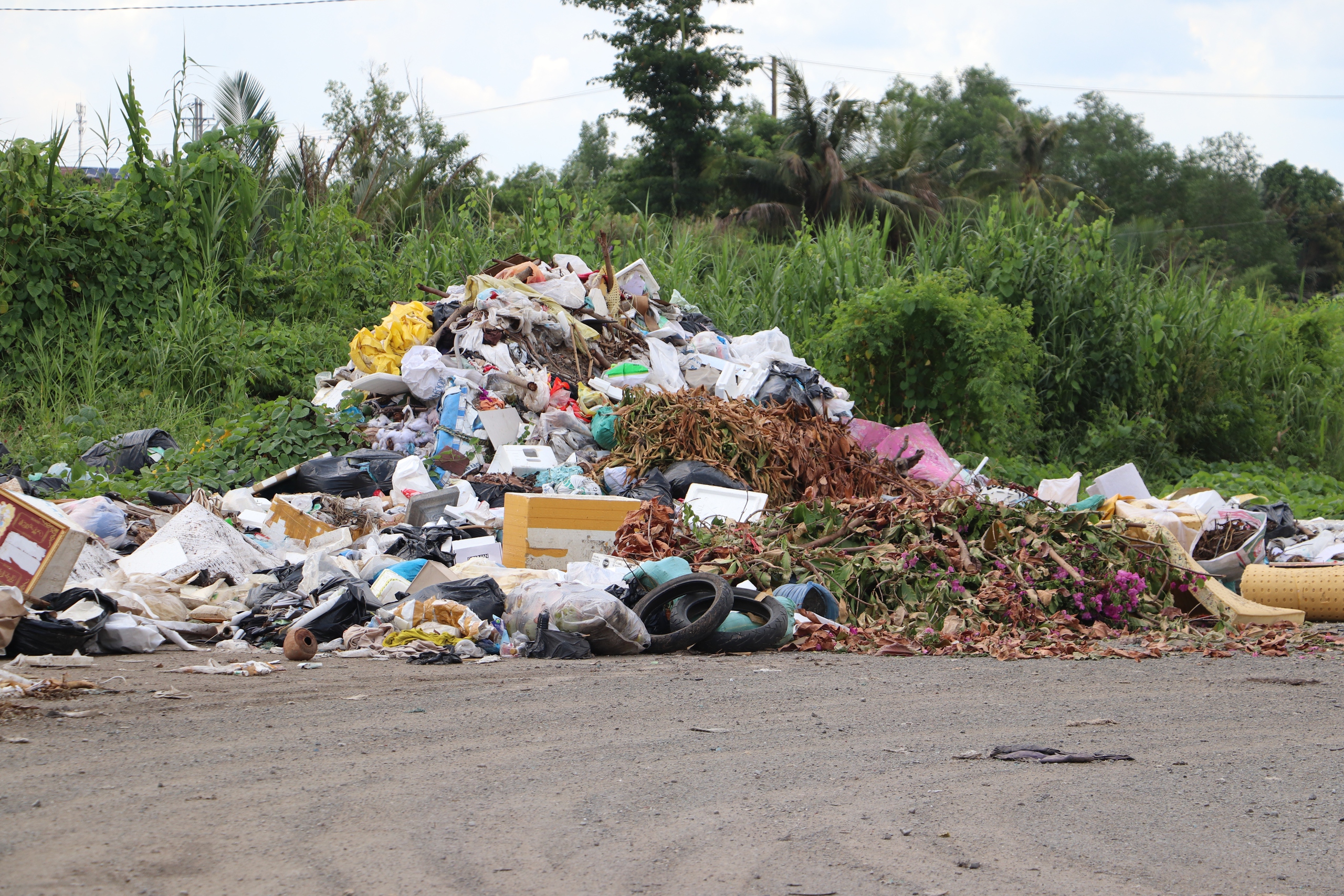 Cận cảnh những bãi tập kết rác ở quận trung tâm TP Cần Thơ gây ô nhiễm môi trường- Ảnh 8.