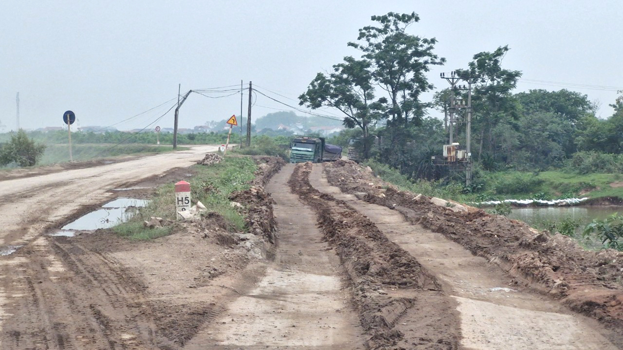 Bắc Ninh: Báo động mất ATGT ở tuyến đê dang dở cả chục năm- Ảnh 3.