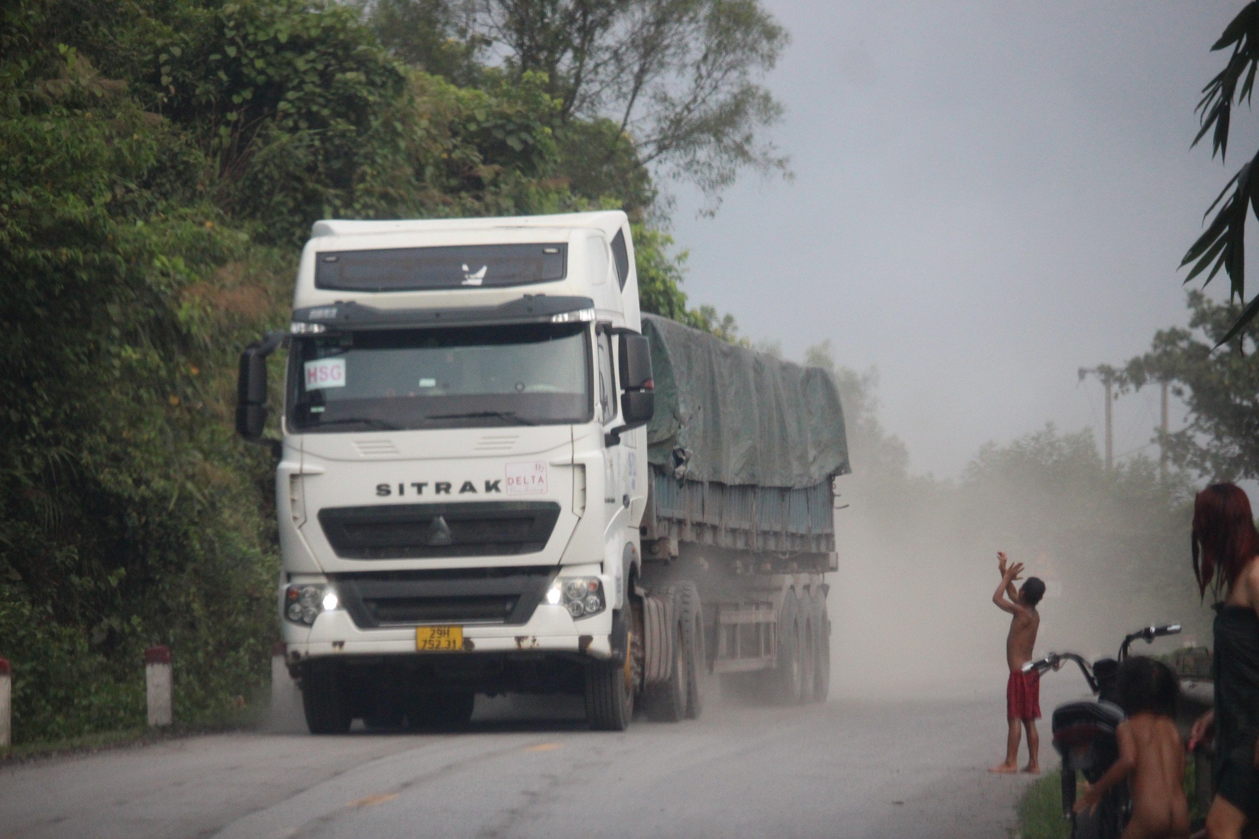 Đoàn xe chở than khủng uy hiếp cầu yếu ở Quảng Trị: Phối hợp kiểm soát tải trọng xe- Ảnh 1.