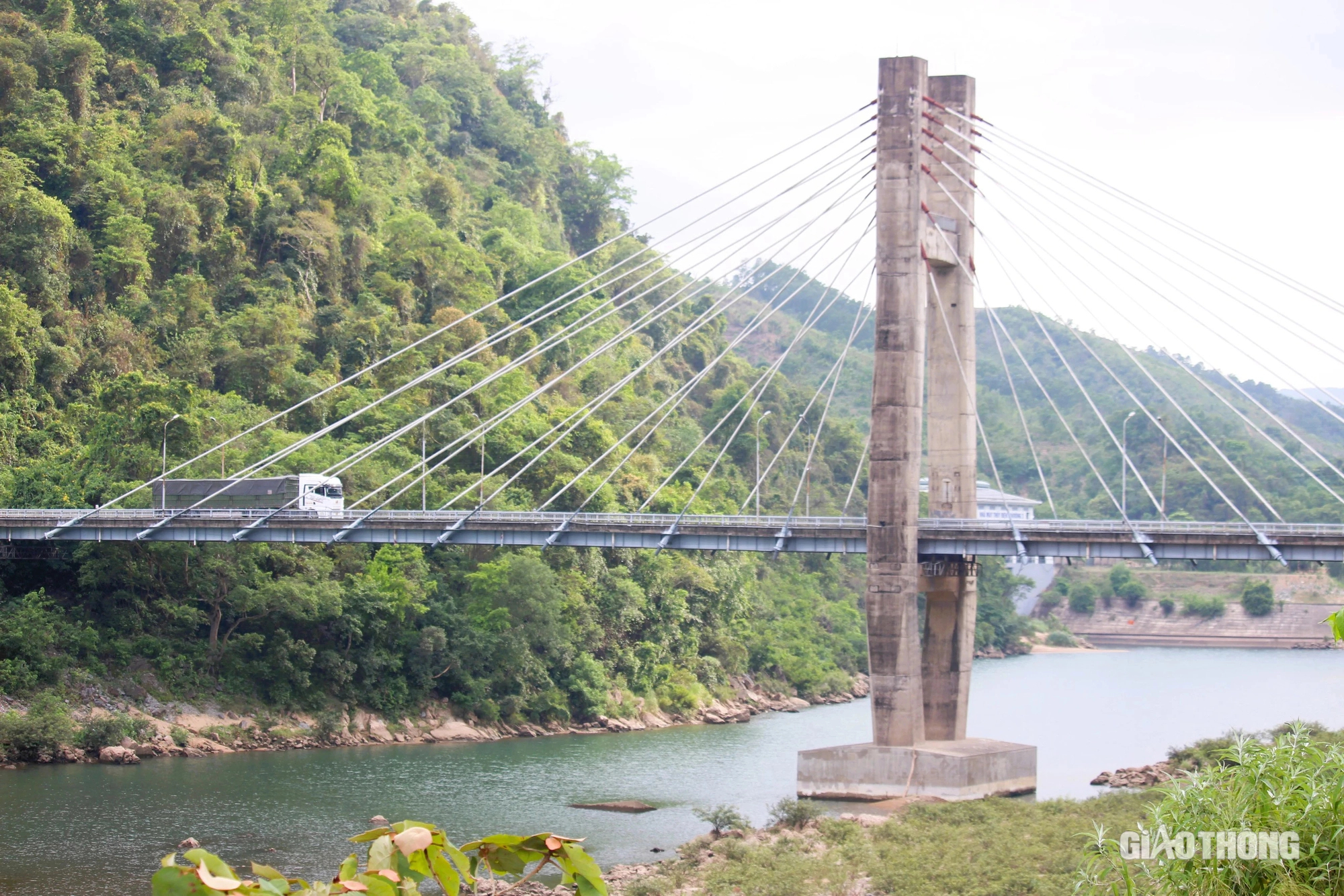 Xe tải qua đường HCM tăng đột biến, Quảng Trị đề nghị xây cầu Đakrông mới- Ảnh 1.