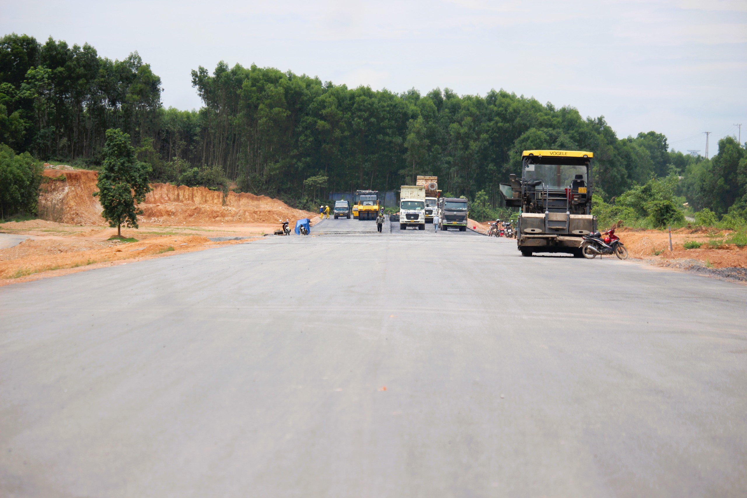 Quảng Trị còn 2 huyện không kịp bàn giao mặt bằng cao tốc Bắc - Nam trong tháng 5- Ảnh 2.