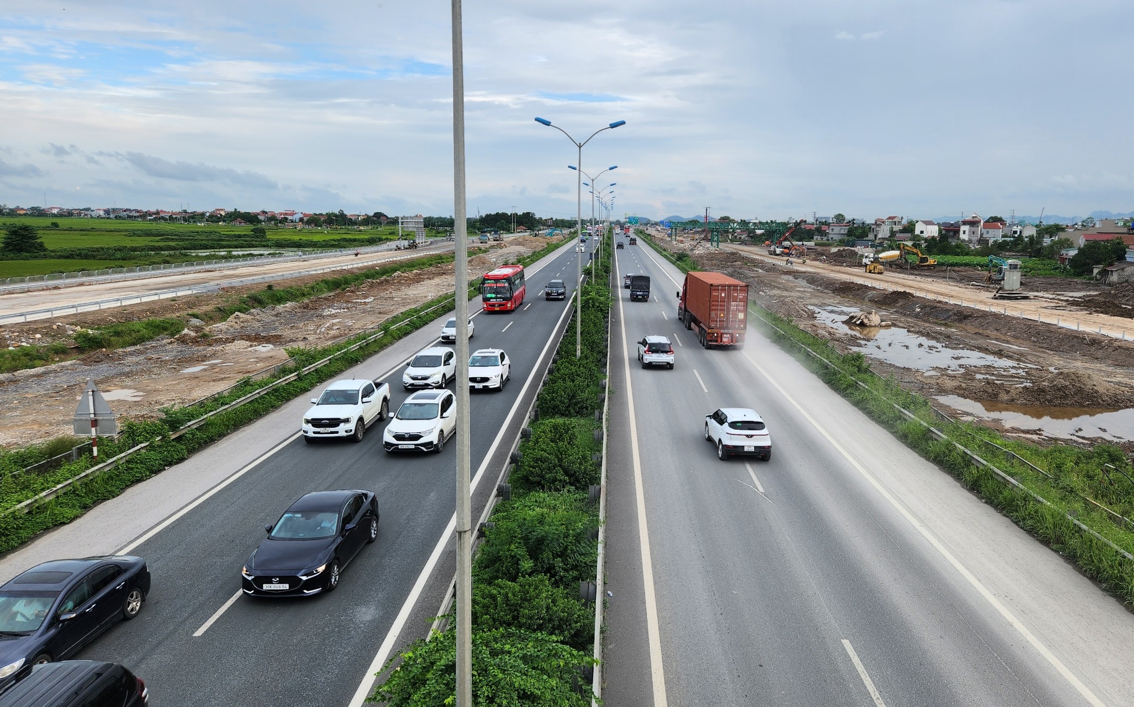 Làm ngày, làm đêm để rút ngắn tiến độ thi công nút giao cao tốc đa tầng 1.400 tỷ đồng- Ảnh 15.