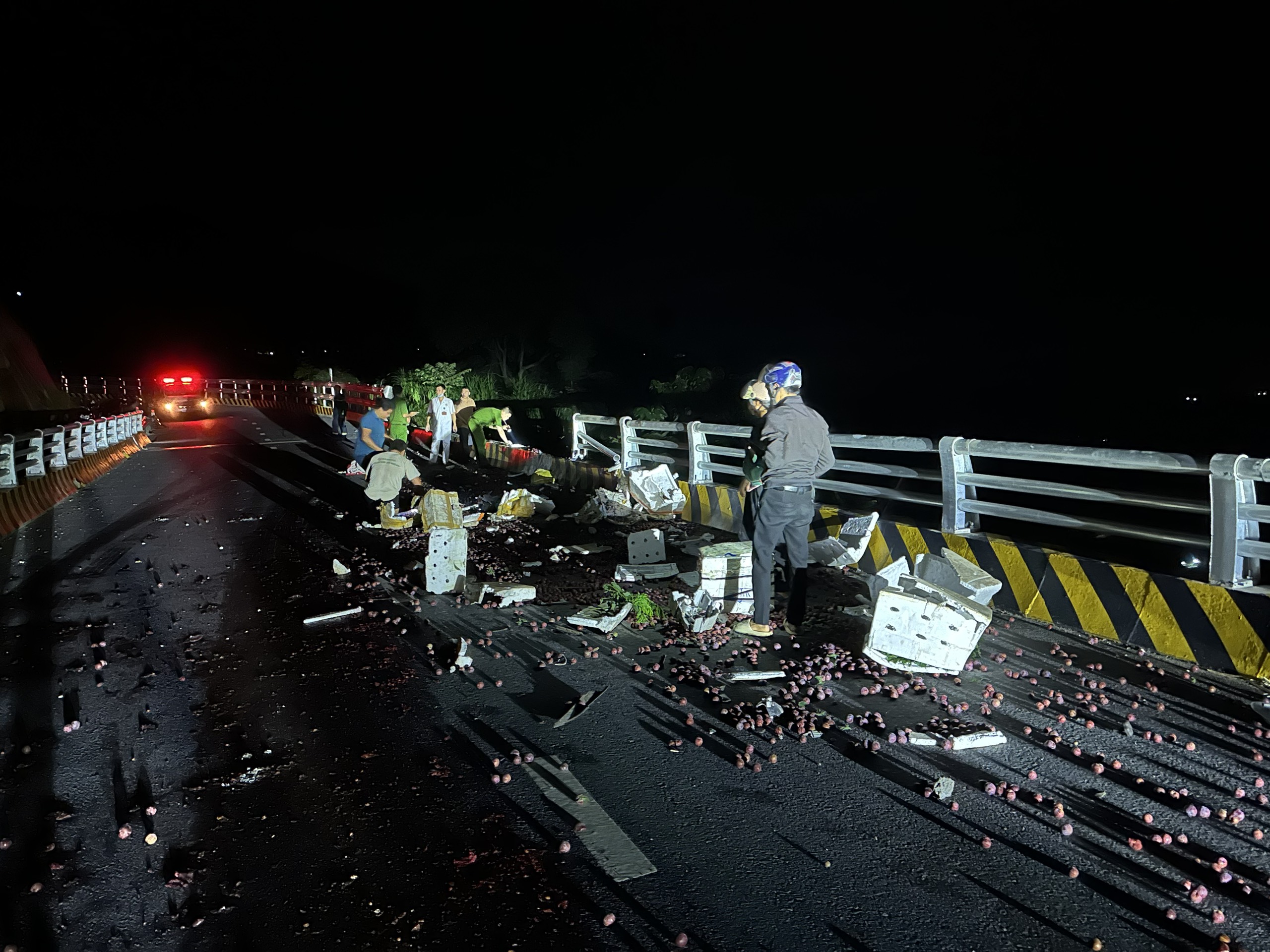 Xe tải rơi xuống vực trên đường nối cao tốc Nội Bài - Lào Cai, 3 người bị thương- Ảnh 1.
