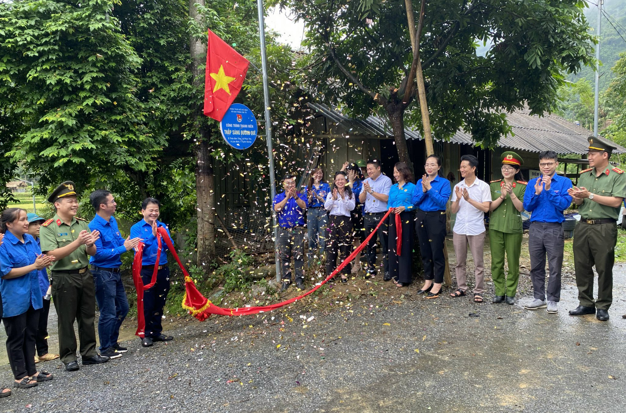 Đoàn Thanh niên Bộ GTVT thắp sáng đường quê tại Tuyên Quang bằng điện năng lượng mặt trời- Ảnh 3.