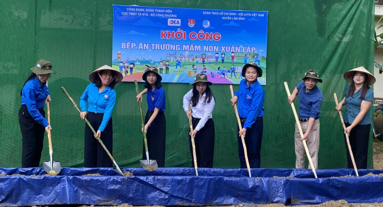 Đoàn Thanh niên Bộ GTVT thắp sáng đường quê tại Tuyên Quang bằng điện năng lượng mặt trời- Ảnh 2.