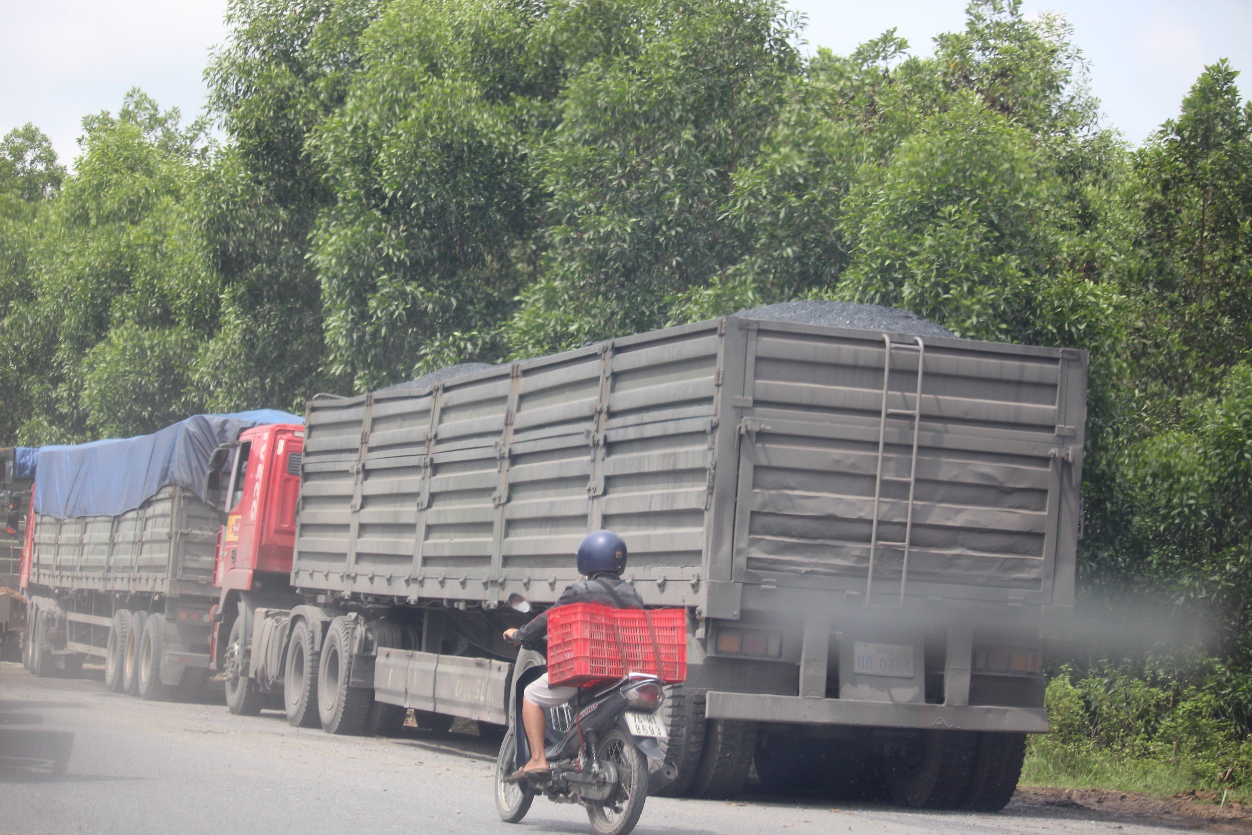 Đoàn xe chở than khủng uy hiếp cầu yếu ở Quảng Trị: Phối hợp kiểm soát tải trọng xe- Ảnh 2.