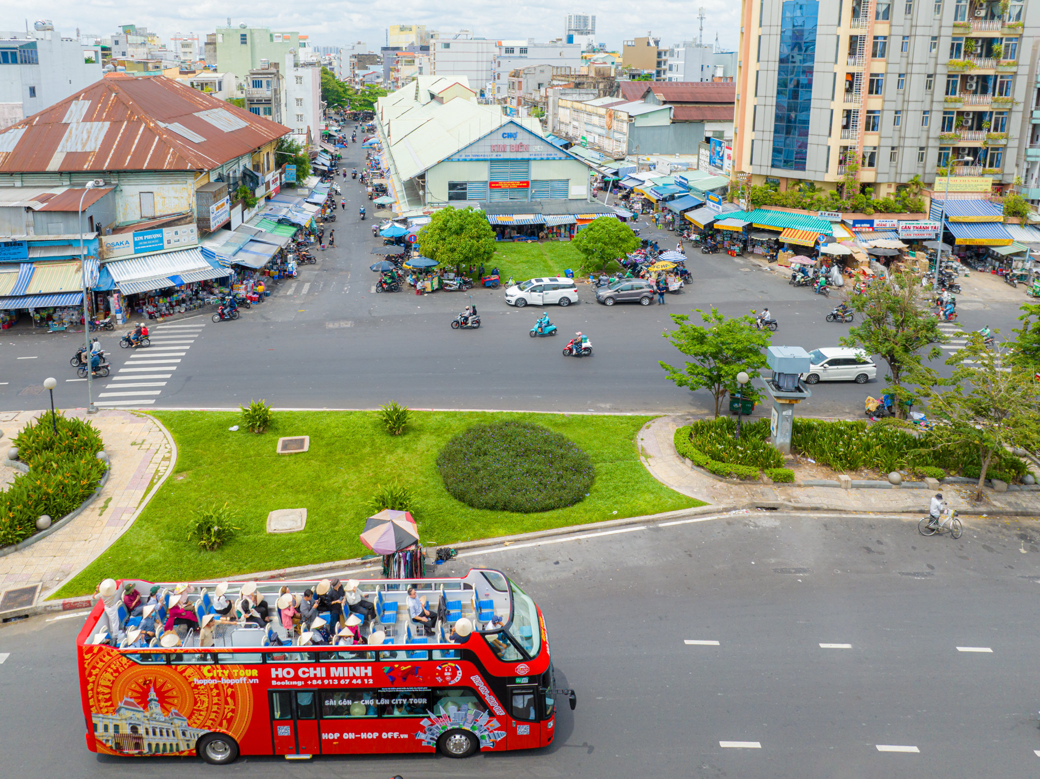 Tuyến buýt hai tầng Sài Gòn - Chợ Lớn hút khách ngày đầu hoạt động- Ảnh 2.