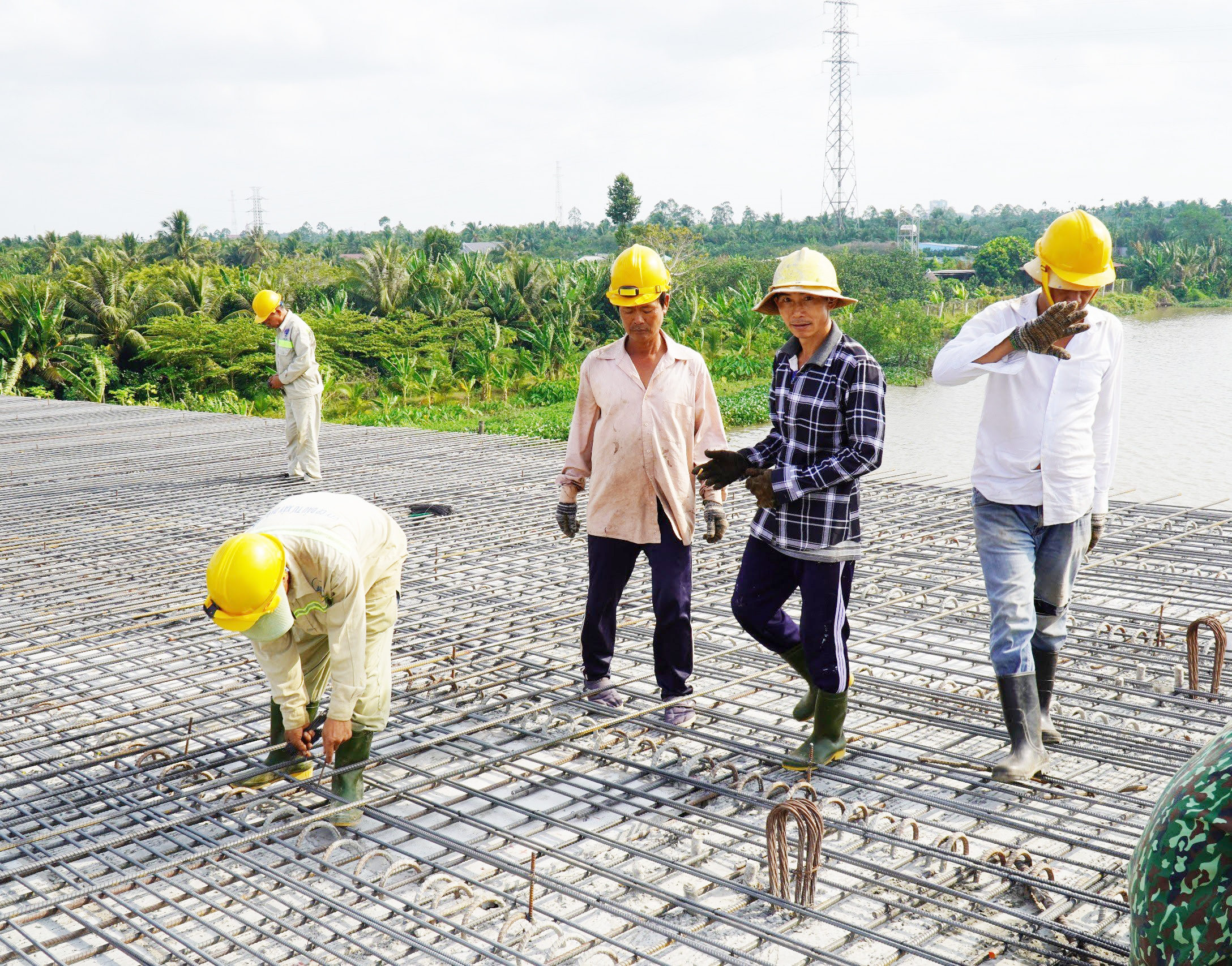 Gần 500 công nhân với 25 mũi thi công dự án cầu Rạch Miễu 2- Ảnh 2.