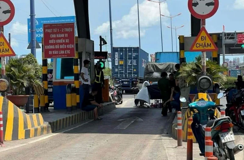Nhân viên trạm thu phí bị xe container cán tử vong tại trạm thu phí Xa lộ Hà Nội.