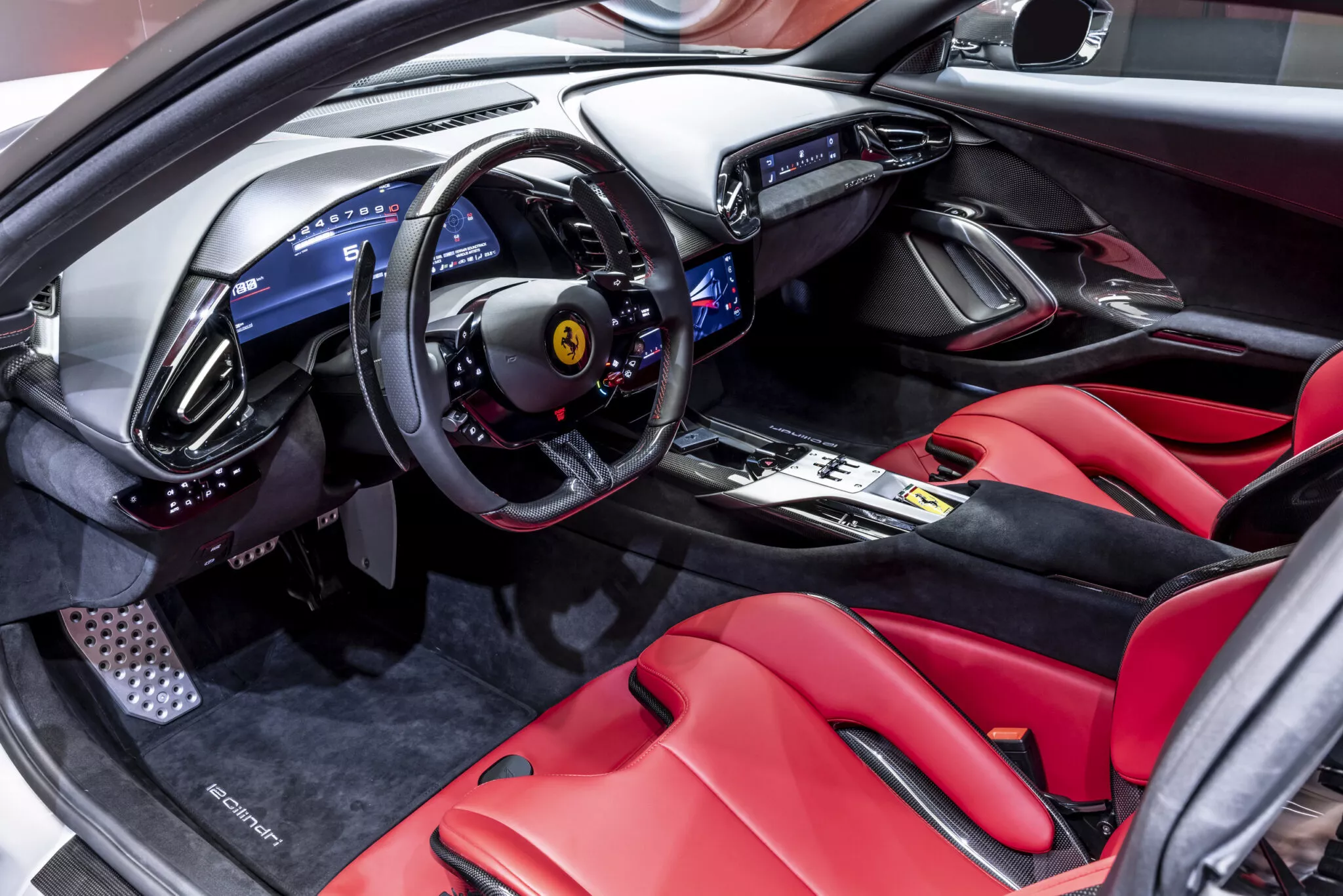 Ferrari 12Cilindri ra mắt, giá hơn 10 tỷ đồng- Ảnh 5.