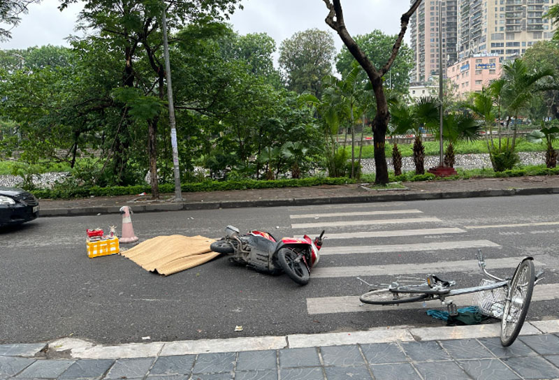 Va chạm với xe đạp, người phụ nữ đi xe máy tử vong tại chỗ trên phố ở Hà Nội.