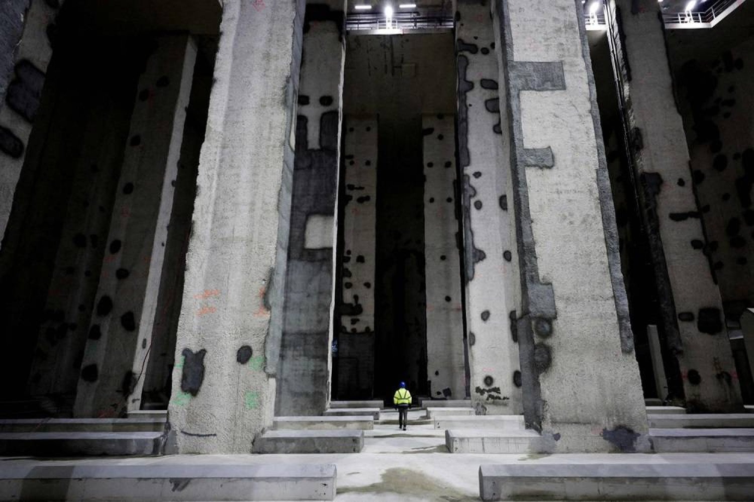 Bể ngầm khổng lồ sâu 30m, được xây dựng ngay cạnh ga tàu điện ngầm Austerlitz của TP. Paris, nằm sát bờ sông Seine, có thể chứa hơn 46.000m3 nước bẩn, tương đương 20 bể bơi Olympics. (Ảnh: AP)