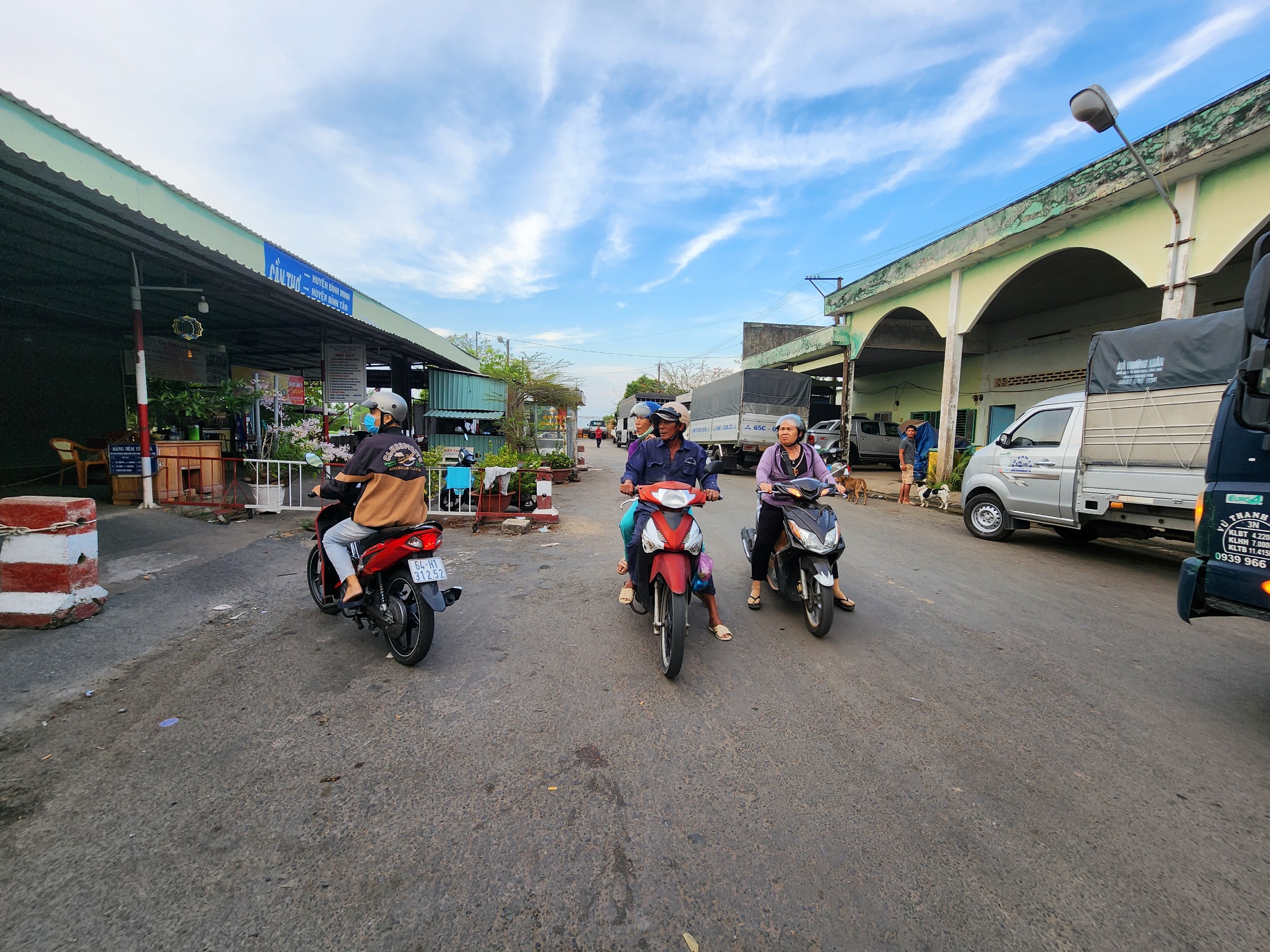 Vì sao bến đò ngang sông Hậu phải dừng hoạt động?- Ảnh 2.