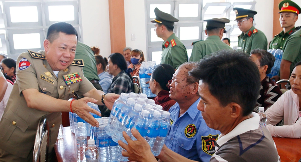 Công an tỉnh Kandal và An Giang tặng nước cho người dân vùng hạn, mặn- Ảnh 1.