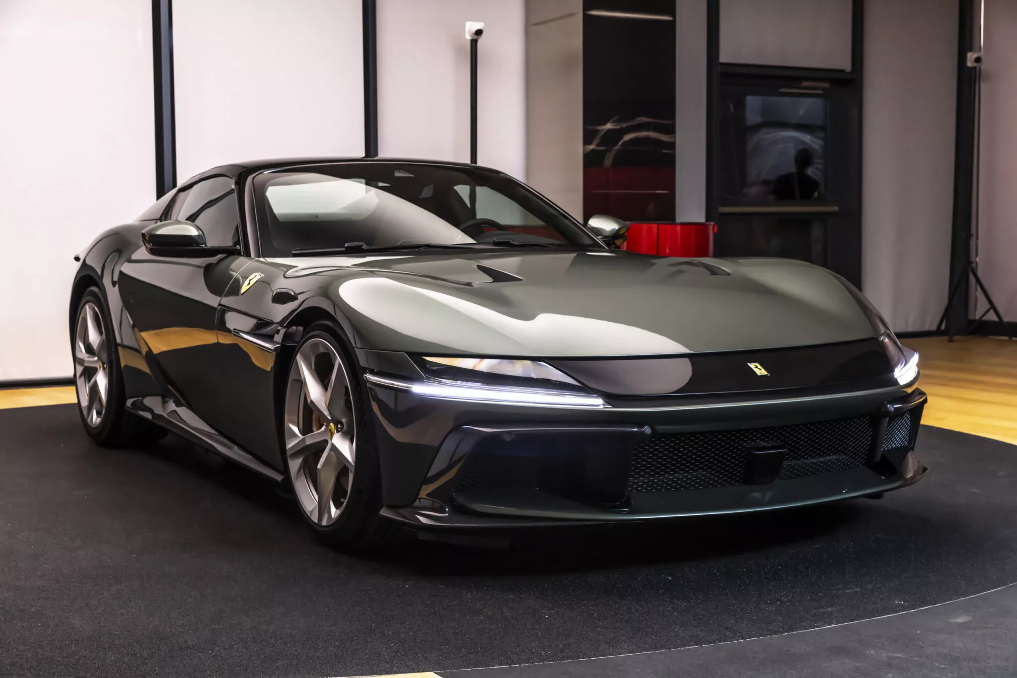 Ferrari 12Cilindri ra mắt, giá hơn 10 tỷ đồng- Ảnh 4.