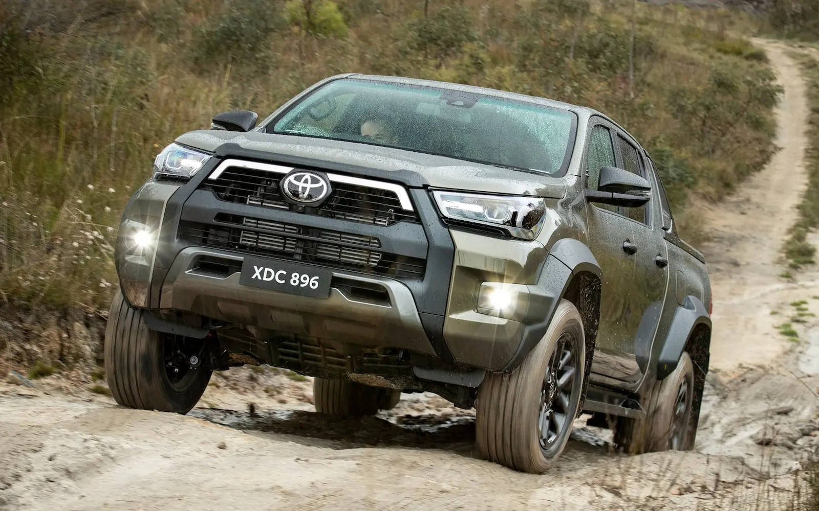 Toyota Hilux được đại lý giảm giá dù chưa ra mắt