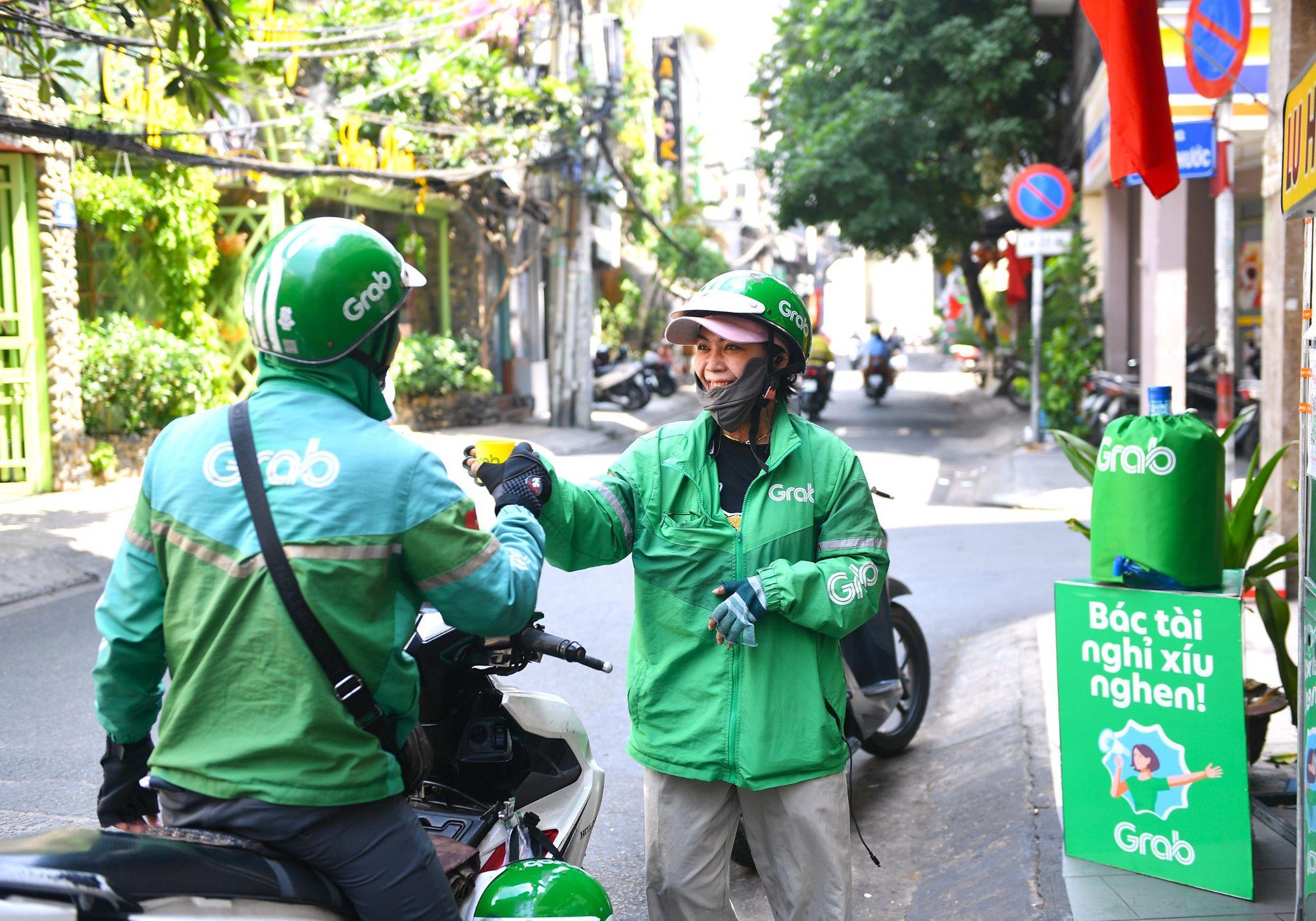 Grab tiếp nước tài xế công nghệ mùa nắng nóng- Ảnh 2.