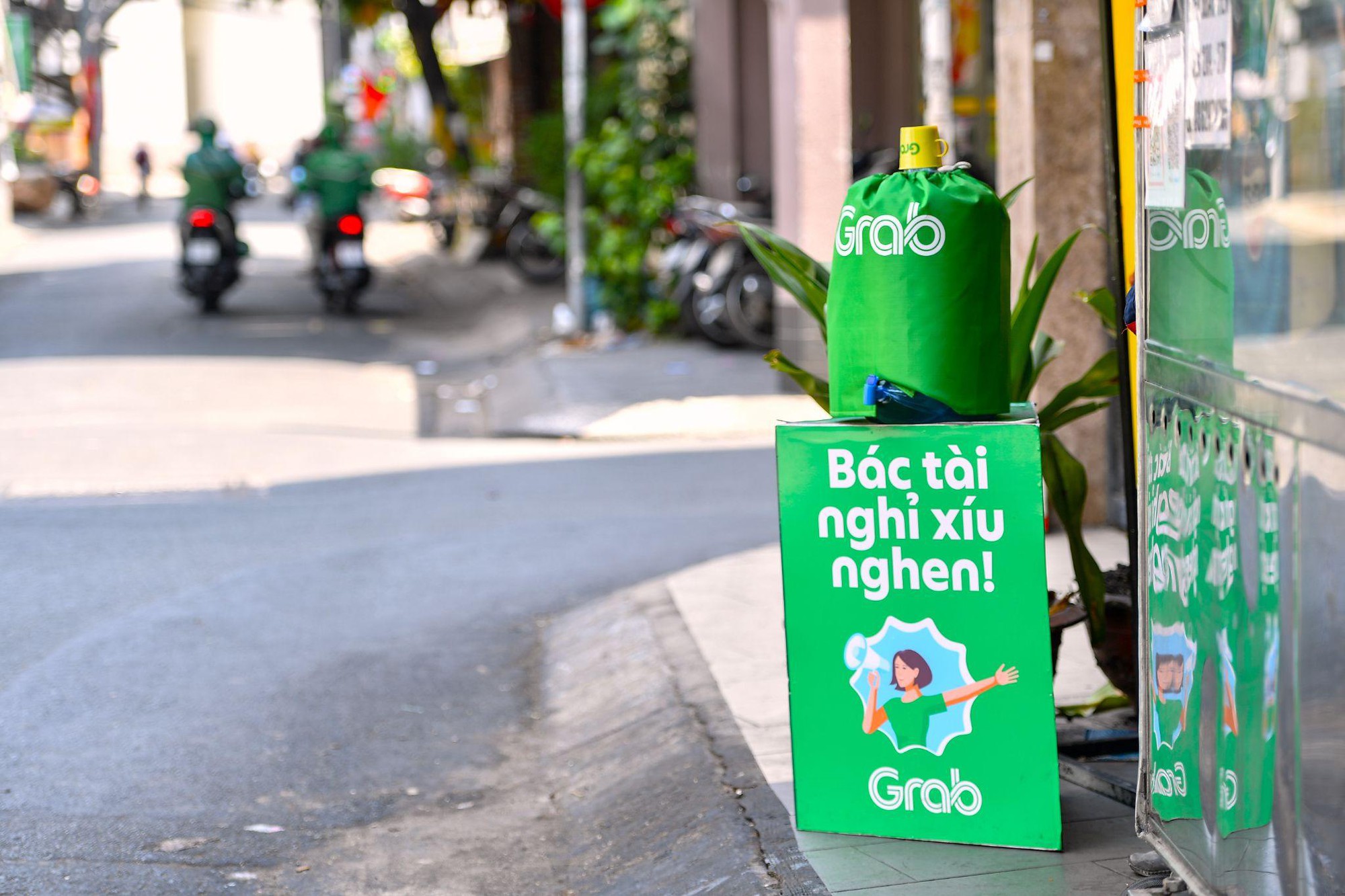 Grab tiếp nước tài xế công nghệ mùa nắng nóng- Ảnh 5.