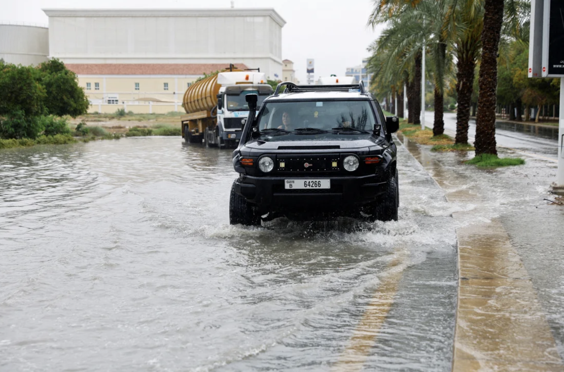 Dubai hủy hàng loạt chuyến bay vì mưa lớn - Ảnh 1.