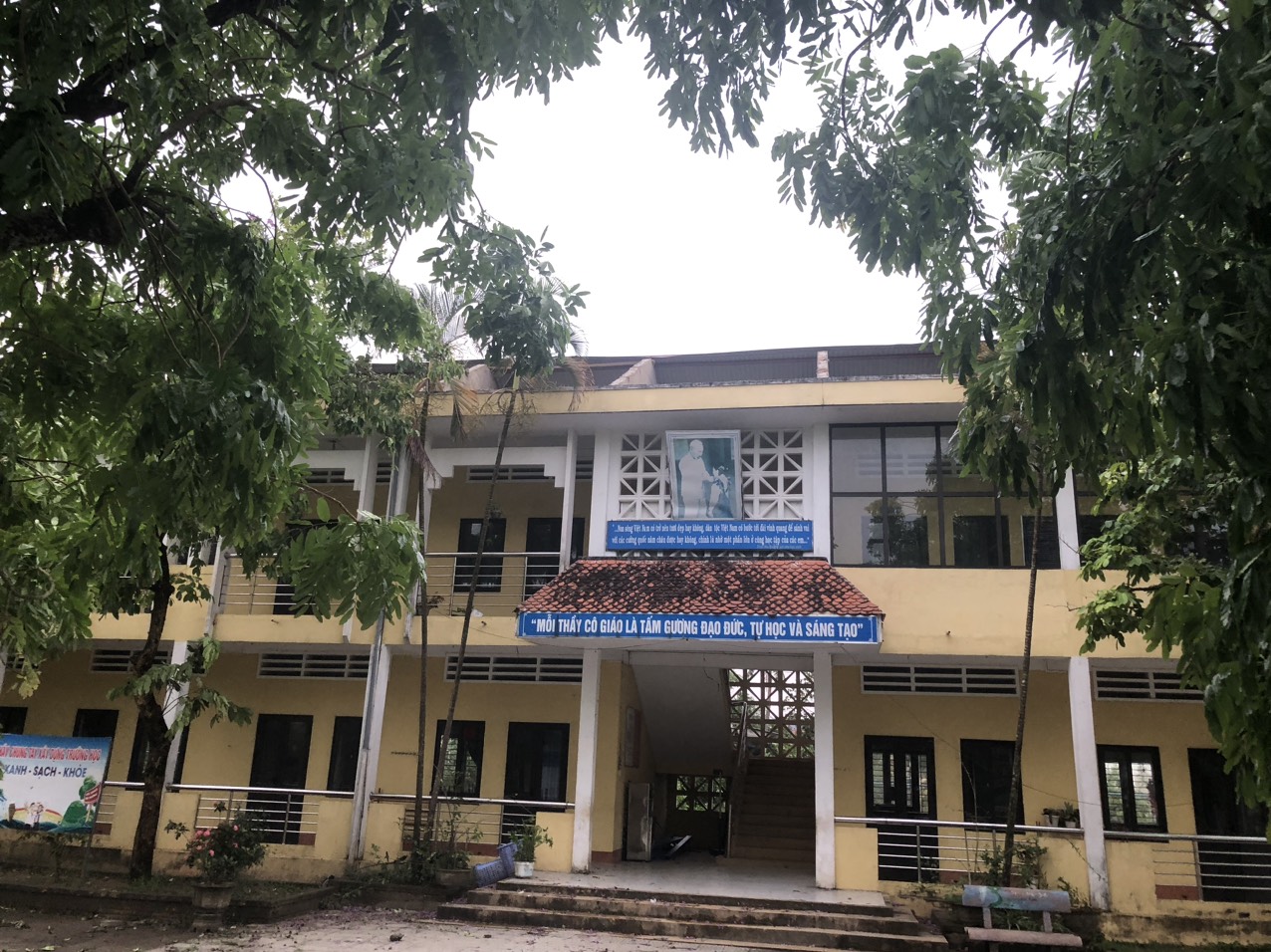 Trường tiểu học ở Thừa Thiên Huế bị lốc lớn thổi bay mái- Ảnh 1.
