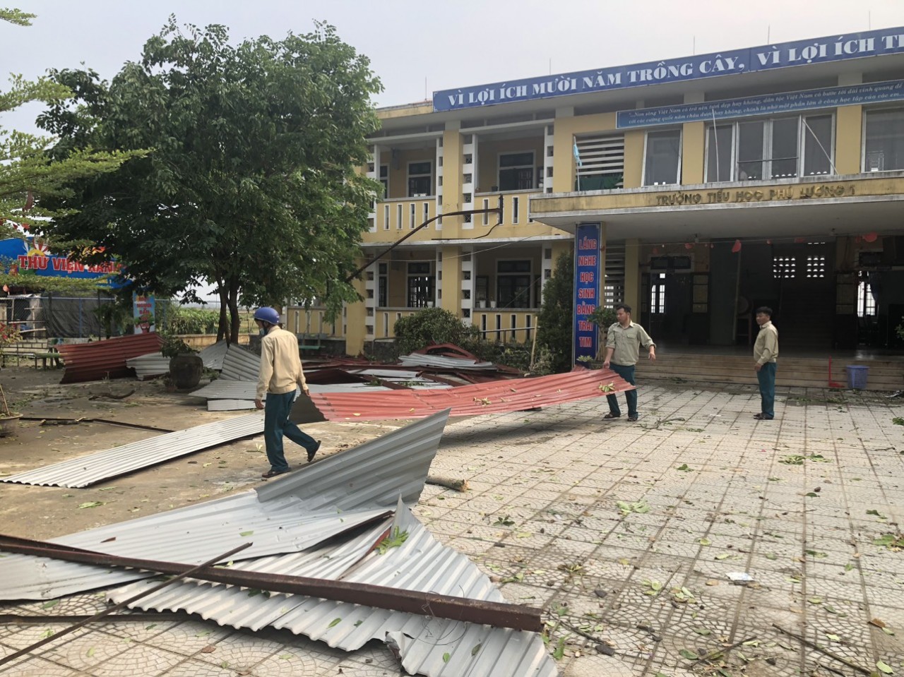 Trường tiểu học ở Thừa Thiên Huế bị lốc lớn thổi bay mái- Ảnh 2.
