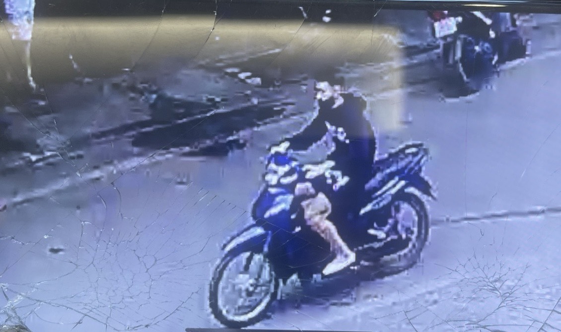 Truy tìm đối tượng đi xe máy tông gãy 2 chân người phụ nữ rồi bỏ trốn- Ảnh 1.