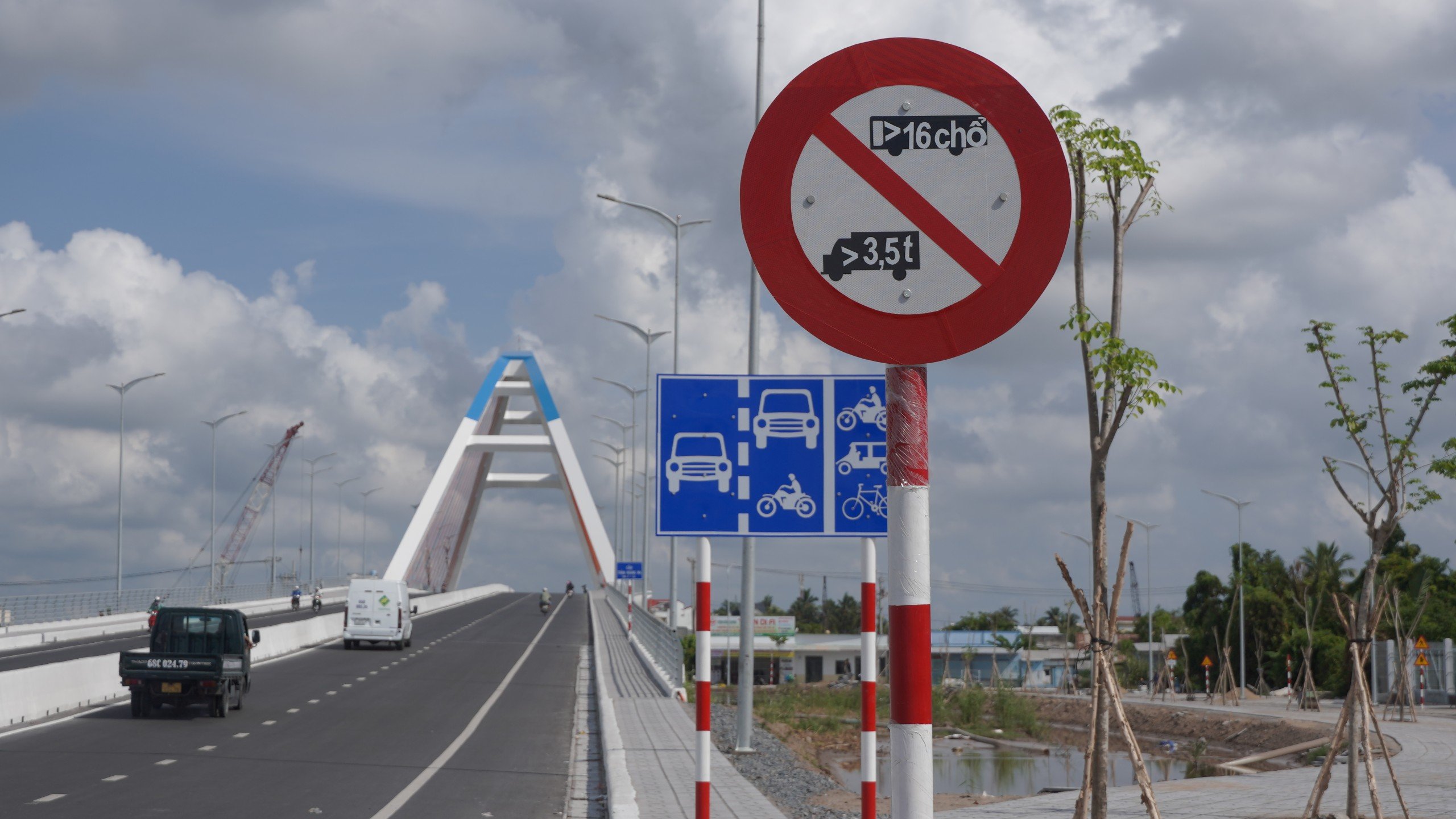 Sẽ tháo biển cấm xe tải trên 3,5 tấn, xe khách trên 16 chỗ qua cầu Trần Hoàng Na- Ảnh 1.