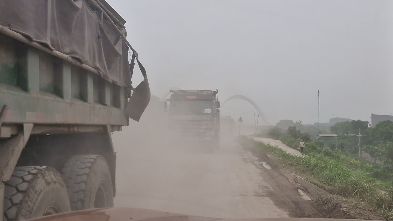 Xe tải chở cát san lấp khu công nghiệp gây ô nhiễm môi trường, mất ATGT tại Bắc Ninh- Ảnh 1.